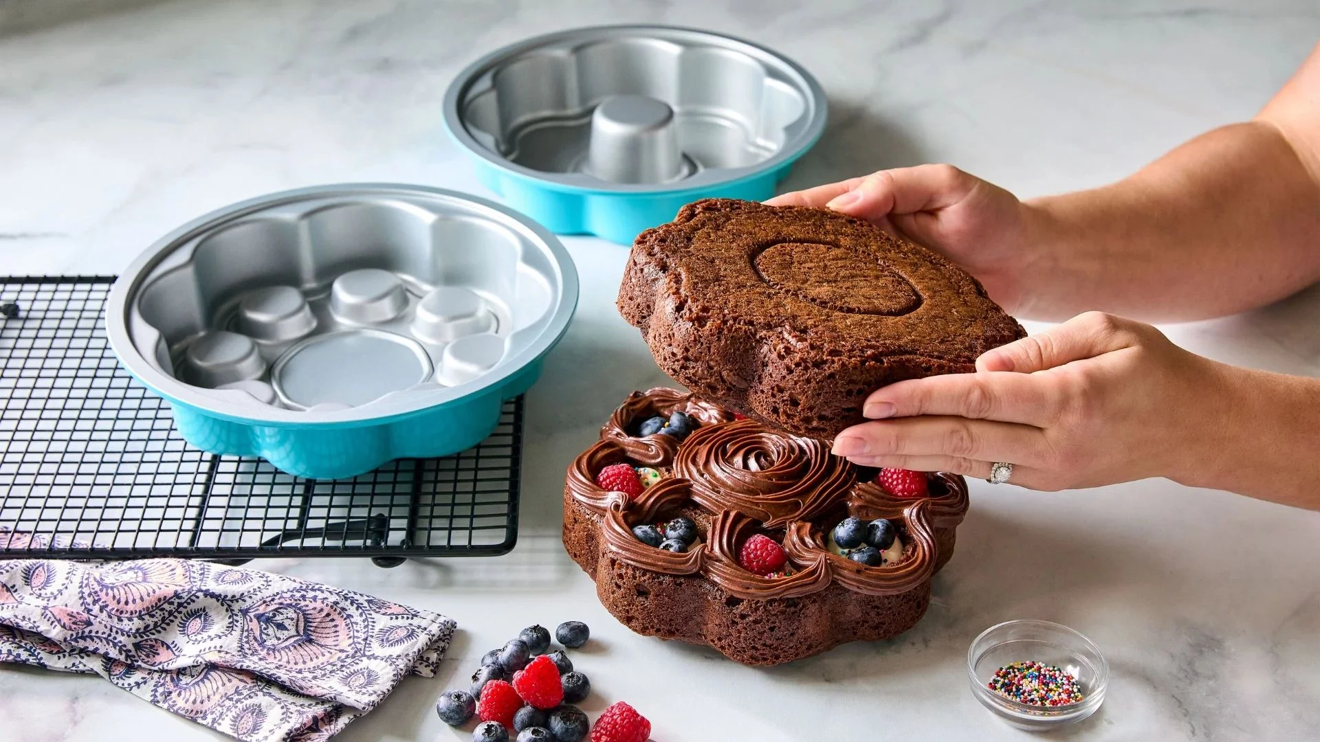 Back einen Überraschungskuchen mit der Form von Pampered Chef online bestellen unter https://www.pamperedchef.de/pws/grabo/product/DEO-backen/100666